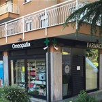 Insegna luminosa a lettere in rilievo