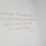 Scritta in pellicola adesiva ad intaglio applicata a muro