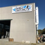 Insegna luminosa con frontale in alveolare per capannone industriale