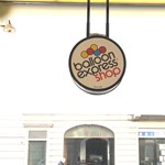 Insegna bifacciale sagomata per negozio
