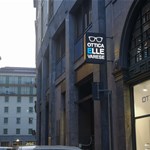 Insegna bifacciale traforata per negozio di occhiali